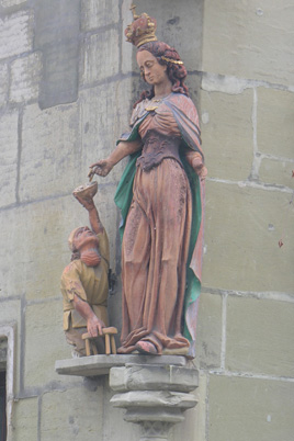 Statue de sainte Élisabeth et mendiant, Fribourg, Suisse (Photo : Dr Luc Westphal).